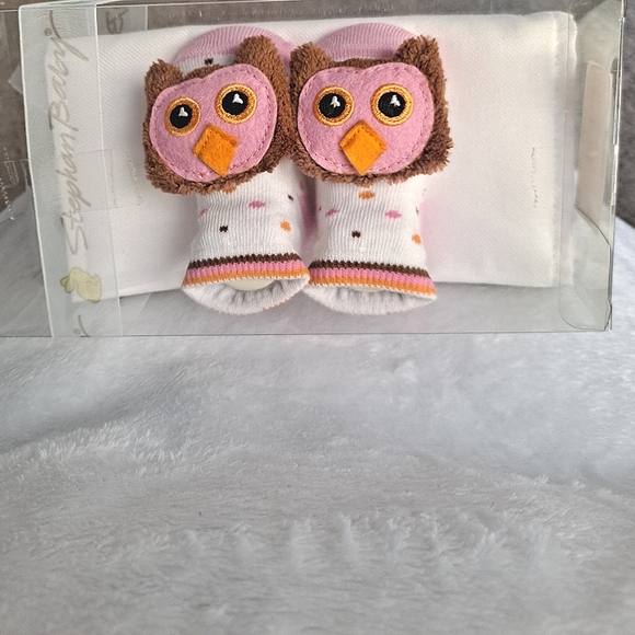 👶 Burping Pad With Scripture And Pink Owl Rattle Socks Set - Picture 5 of 6